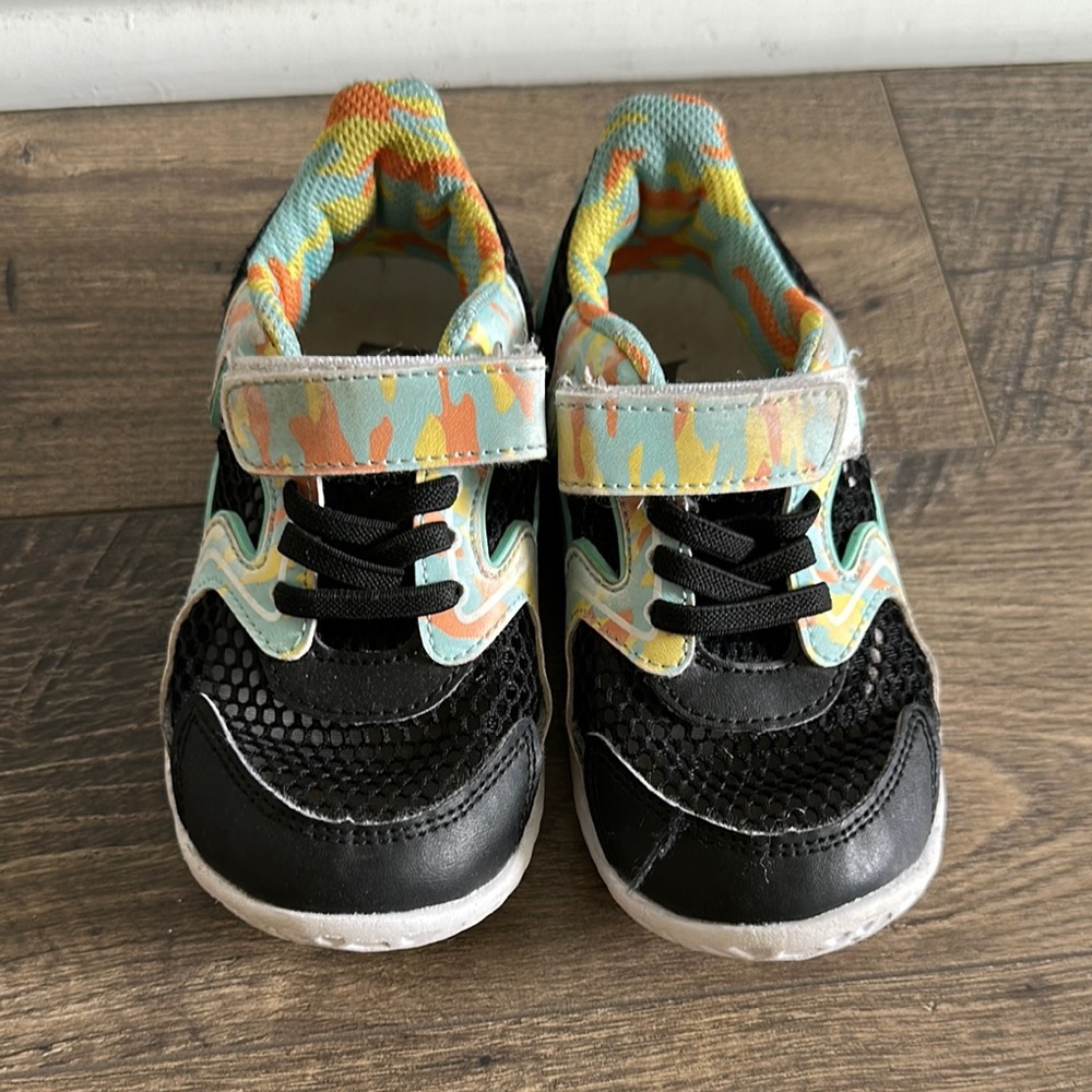 Black and Orange Low-Top Sneakers with Sporty Design